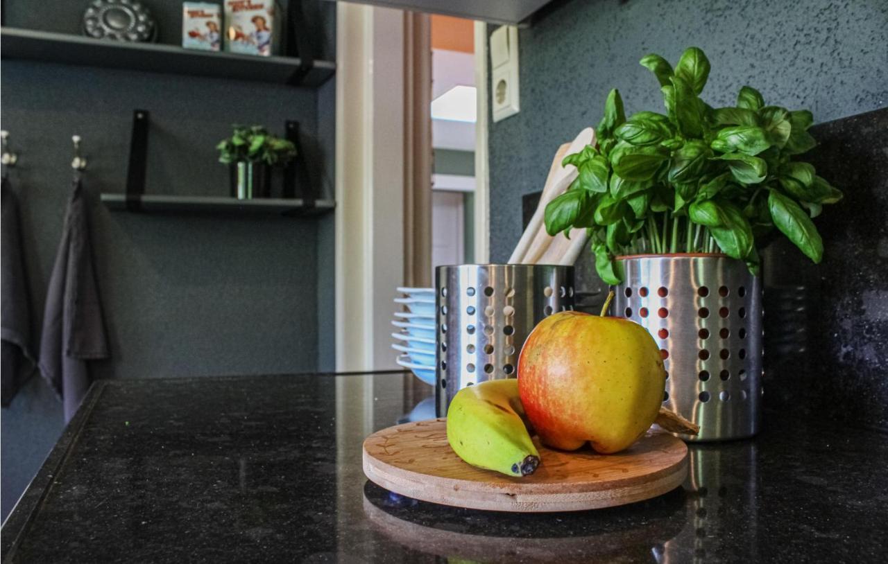 Gorgeous Home In Scharendijke With Kitchen Esterno foto