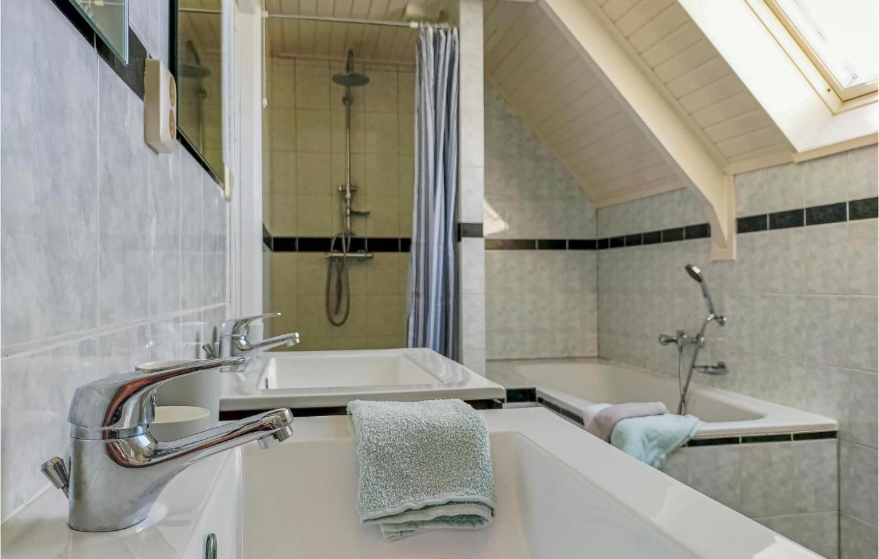 Gorgeous Home In Scharendijke With Kitchen Esterno foto